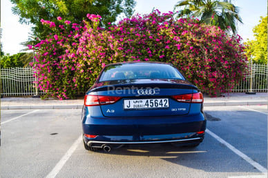 Azul Audi A3 en alquiler en Dubai 2