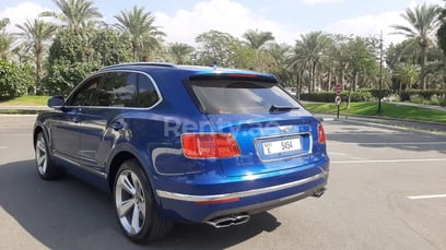 Blau Bentley Bentayga zur Miete in Sharjah 3