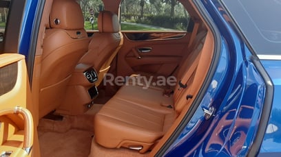 أزرق Bentley Bentayga للإيجار في Sharjah 5