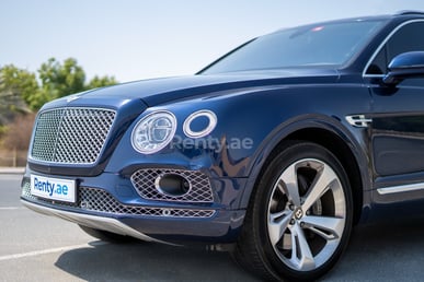 Azul Bentley Bentayga W12 en alquiler en Dubai 3