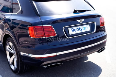 Azul Bentley Bentayga W12 en alquiler en Abu-Dhabi 4