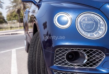 Blue Bentley Bentayga W12 for rent in Abu-Dhabi 5