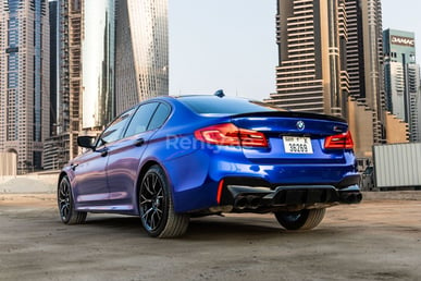 Azul BMW 5 Series en alquiler en Abu-Dhabi 0