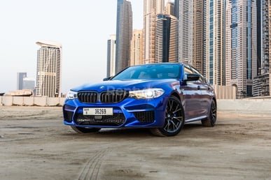 أزرق BMW 5 Series للإيجار في Dubai 1