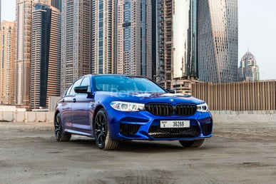 Azul BMW 5 Series en alquiler en Abu-Dhabi 5