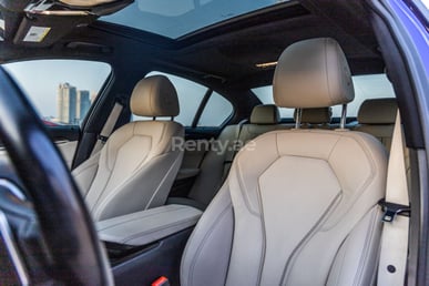 Blu BMW 5 Series in affitto a Dubai 6