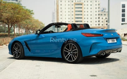 Azul BMW Z4 en alquiler en Abu-Dhabi 0