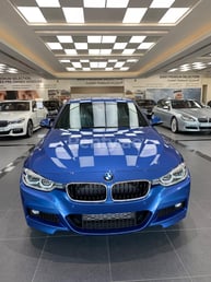 Blau BMW 318 zur Miete in Abu-Dhabi 0