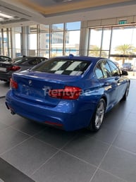 Синий BMW 318 в аренду в Abu-Dhabi 2