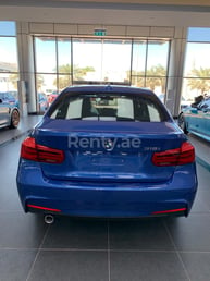 أزرق BMW 318 للإيجار في Abu-Dhabi 6