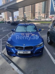 Blau BMW 318 zur Miete in Abu-Dhabi 2