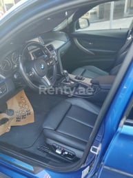 Blue BMW 318 for rent in Abu-Dhabi 3