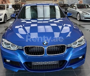 Blau BMW 318 zur Miete in Abu-Dhabi