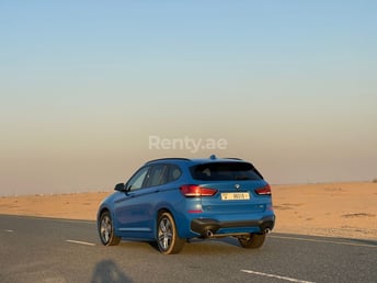 Blau BMW X1 M zur Miete in Sharjah 3