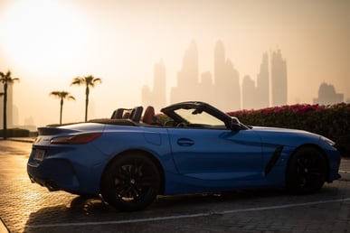 Azul BMW Z4 en alquiler en Sharjah 1