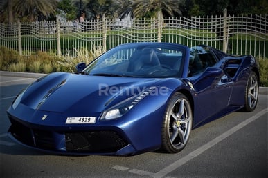 Bleue Ferrari 488 Spyder en location à Abu-Dhabi 2