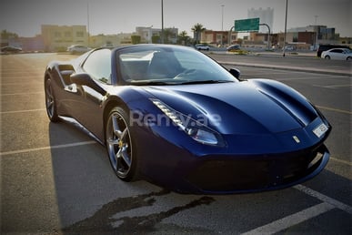 Azul Ferrari 488 Spyder en alquiler en Abu-Dhabi 5