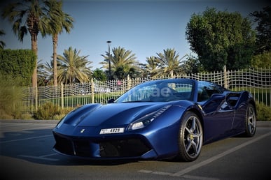 Bleue Ferrari 488 Spyder en location à Dubai 6