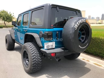 Blau Jeep Wrangler zur Miete in Abu-Dhabi 1