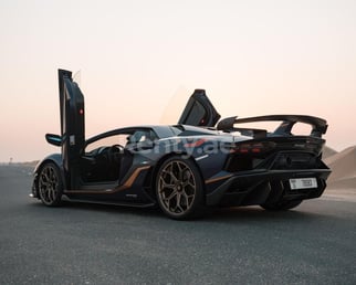 أزرق Lamborghini Aventador SVJ 63 للإيجار في Abu-Dhabi 0