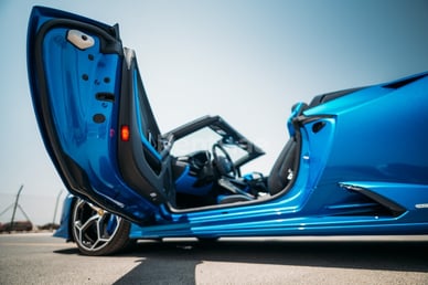 Blue Lamborghini Evo Spyder for rent in Dubai 2