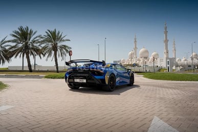 Bleue Lamborghini Huracan STO en location à Abu-Dhabi 2