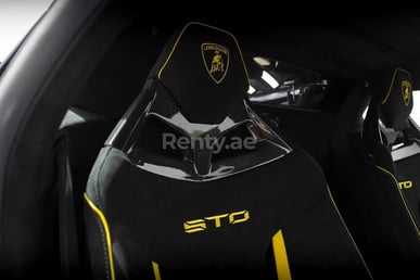 أزرق Lamborghini Huracan STO للإيجار في Dubai 3