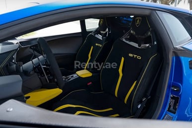 Blau Lamborghini Huracan STO zur Miete in Abu-Dhabi 4