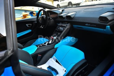 Blau Lamborghini Huracan zur Miete in Dubai 4