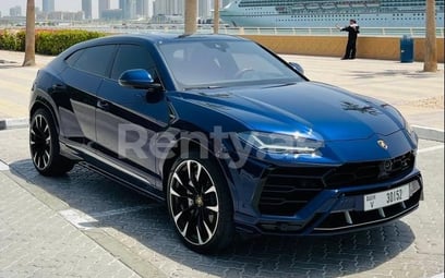 Azul Lamborghini Urus en alquiler en Abu-Dhabi