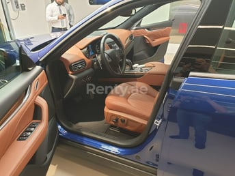 Bleue Maserati Levante S en location à Sharjah 1