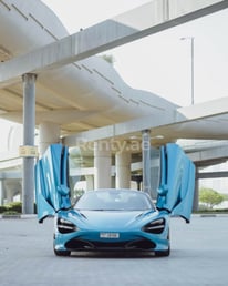 Синий McLaren 720 S Spyder в аренду в Abu-Dhabi 3