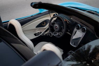 Azul McLaren 570S en alquiler en Abu-Dhabi 2