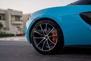 Blau McLaren 570S zur Miete in Dubai 4