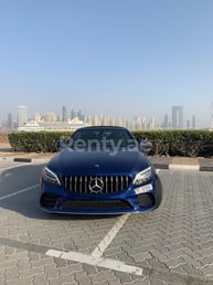 在Abu-Dhabi租赁蓝色 Mercedes C300 Class cabrio 1