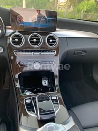 在Sharjah租赁蓝色 Mercedes C300 Class cabrio 3