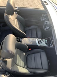 Синий Mercedes C300 Class cabrio в аренду в Abu-Dhabi 4