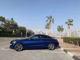 在Abu-Dhabi租赁蓝色 Mercedes C300 Class cabrio 5