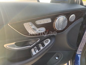 在Dubai租赁蓝色 Mercedes C300 Class cabrio 6