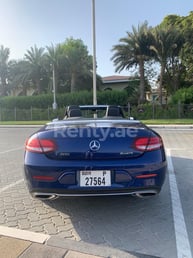 在Sharjah租赁蓝色 Mercedes C300 Class cabrio 7