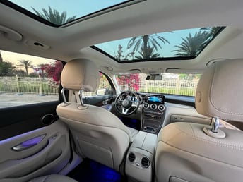 Azul Mercedes GLC 300 en alquiler en Abu-Dhabi 3