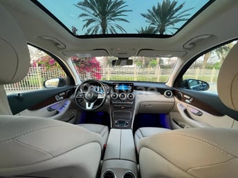 Blu Mercedes GLC 300 in affitto a Dubai 4