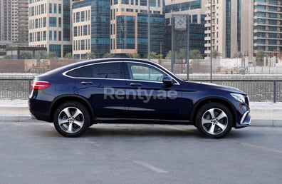 Blau Mercedes GLC Coupe zur Miete in Sharjah 4