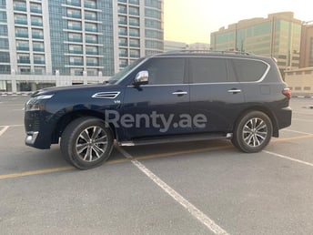 Синий Nissan Patrol V8 в аренду в Dubai 0