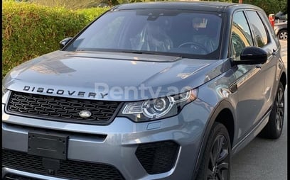 Bleue Range Rover Discovery en location à Sharjah