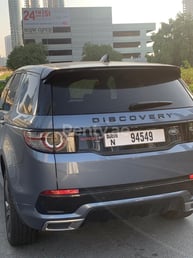 Azul Range Rover Discovery en alquiler en Sharjah 3