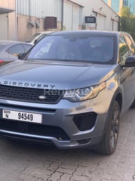 Blau Range Rover Discovery zur Miete in Abu-Dhabi 4