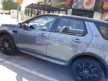 Blau Range Rover Discovery zur Miete in Abu-Dhabi 3