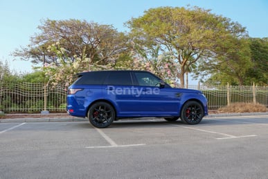 Azul Range Rover Sport SVR en alquiler en Sharjah 1