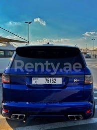 在Abu-Dhabi租赁蓝色 Range Rover Sport SVR 2